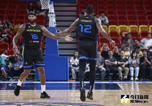 ▲ TAT台北野馬隊「表弟」卡森斯(DeMarcus Cousins)(左)、霍華德(Dwight Howard)(右)。(圖/記者葉政勳攝 , 2024.07.28) ▲ TAT台北野馬隊「表弟」卡森斯(DeMarcus Cousins)(左)、霍華德(Dwight Howard)(右)。(圖/記者葉政勳攝 , 2024.07.28)