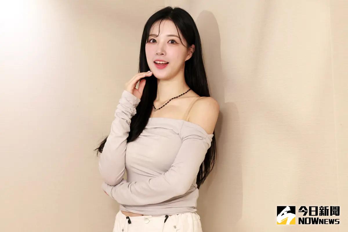 ▲李晧禎分享下榻飯店的照片，「床照」吸引破萬人瀏覽，疑似素顏的她害羞遮臉。（圖／記者吳翊緁攝影）