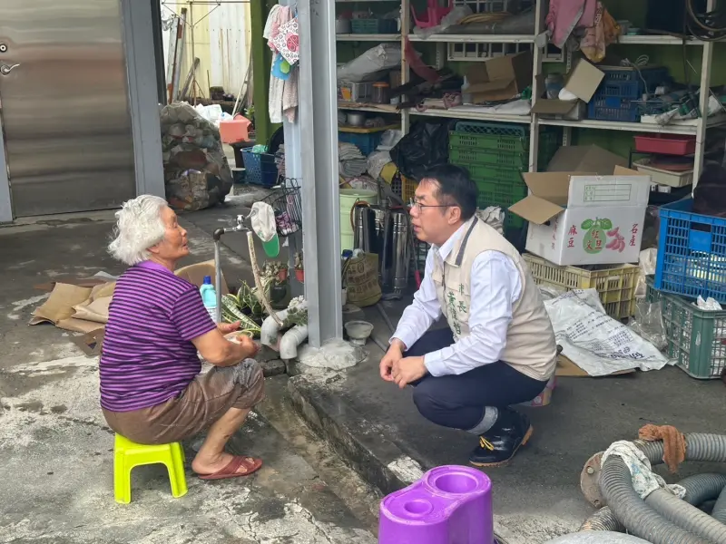 ▲市長黃偉哲今天下午再度前往麻豆小埤里視察向正在清理環境的民眾表達關心，同時請區公所及相關單位協助災後清理及後續補助等事宜。（圖／南市府提供）