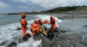 澎湖夢幻沙灘驚傳意外！新北男戲水遭浪捲走　送醫搶救宣告不治
