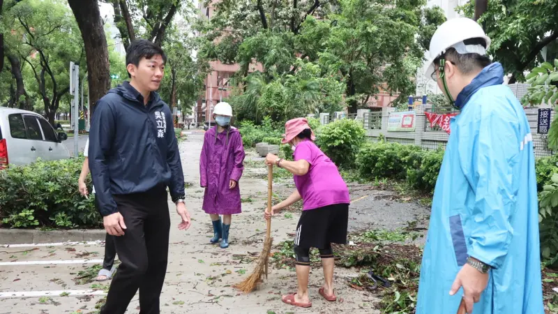 ▲高市府教育局長吳立森連續3日視察權管學校災損情形，慰問學校同仁辛勞並關切需求。（圖／高市府教育局提供）