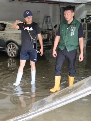 ▲高市府教育局長吳立森連續3日視察權管學校災損情形，慰問學校同仁辛勞並關切需求。（圖／高市府教育局提供）