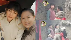 ▲在楊冪(左圖左)與臨演的合照中,可以看出她畫了非常漂亮的淡妝,讓網友質疑與農婦的形象相差甚遠。(圖/吃瓜少女江小寒 微博) ▲在楊冪(左圖左)與臨演的合照中,可以看出她畫了非常漂亮的淡妝,讓網友質疑與農婦的形象相差甚遠。(圖/吃瓜少女江小寒 微博)
