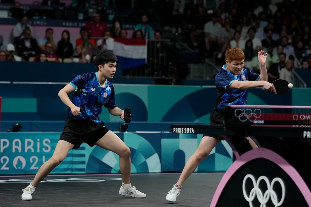▲2024巴黎奧運桌球混雙最重要的一場賽事今（28）日晚上11點登場，台灣組合林昀儒和陳思羽在8強，對決世界第一的中國魔王「莎頭組合」王楚欽／孫穎莎，前4局雙方互有來往，第5局台灣組合連追4分差點逆轉，但最終以總局數2：4不敵王楚欽／孫穎莎，無緣挺進4強。（圖／美聯社／達志影像）