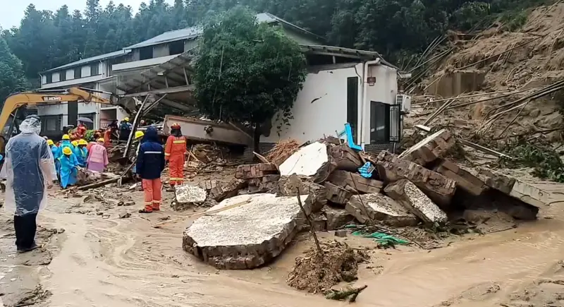 ▲受到凱米颱風環流及外圍雲系影響，中國多地傳出災情，其中湖南衡陽南嶽區壽岳鄉岳林村，因暴雨成災，引發山洪、土石流，有民房被沖垮，造成15人死亡。 （圖／翻攝自央視）