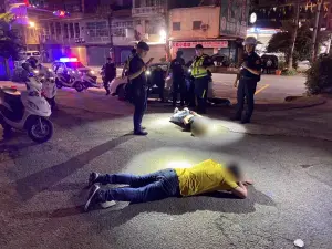 深夜見警攔查加速逃逸!開車落跑10公里遭圍捕 警鳴槍逮2毒犯