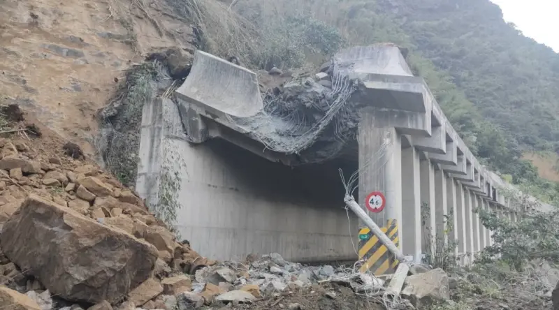 ▲今(29日)清晨，嘉義縣阿里山鄉台18線、70.2K明隧道，發生土石崩落坍塌，而受到落石影響，目前台18線路線中段、雙向無法通行。（圖／翻攝畫面）　