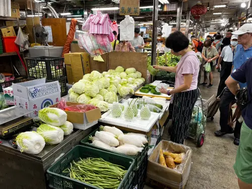 ▲颱風過後菜價飆漲，葉菜類的漲價幅度大約落在2成至3成，讓不少婆媽大喊吃不消、太離譜。（圖/記者張勵德攝）