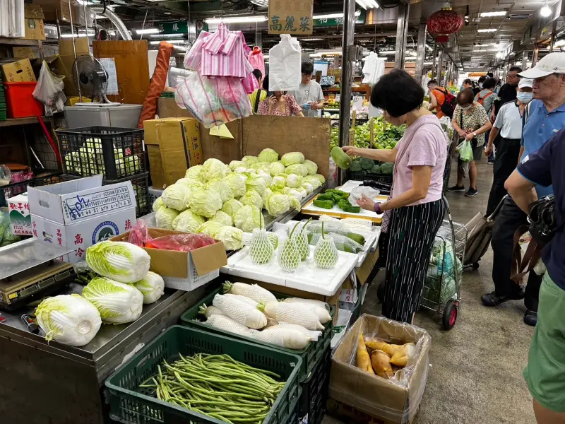 ▲7月消費者信心指數雖創下近3年來新高，但專家表示，調查訪問時間落在凱米颱風前，颱風期間農損嚴重，蔬果及外食費恐因此上漲，對接下來的物價產生持續影響。（圖/記者張勵德攝）