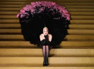 ▲國際巨星Lady Gaga(女神卡卡)近日登上巴黎奧運舞台為開幕式演出, 她身穿黑色緊身短禮服突然現身在場邊的塞納河畔,搭配伴舞們舉著超大粉色羽毛,以歌曲〈我的羽毛〉揭開奧運序幕。(圖/Lady Gaga IG) ▲國際巨星Lady Gaga(女神卡卡)近日登上巴黎奧運舞台為開幕式演出, 她身穿黑色緊身短禮服突然現身在場邊的塞納河畔,搭配伴舞們舉著超大粉色羽毛,以歌曲〈我的羽毛〉揭開奧運序幕。(圖/Lady Gaga IG)