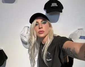 ▲Lady Gaga近日在巴黎奧運會欣賞游泳比賽時,跟法國總理加布里埃爾阿塔爾介紹企業家男友麥可(Michael Polansky)時,竟直接稱呼對方是我的「未婚夫」,讓外界都感到相當震驚。(圖/Lady Gaga IG) ▲Lady Gaga近日在巴黎奧運會欣賞游泳比賽時,跟法國總理加布里埃爾阿塔爾介紹企業家男友麥可(Michael Polansky)時,竟直接稱呼對方是我的「未婚夫」,讓外界都感到相當震驚。(圖/Lady Gaga IG)