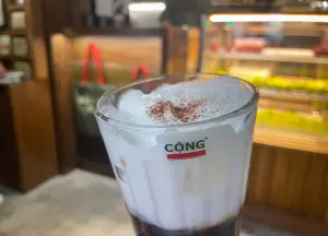 台北分店提供原汁原味的越南特色飲品。圖為鹹奶蓋越式Pho咖啡。全台首家越共咖啡(Cong Caphe)進駐台北,地點就在台北車站旁。(圖/記者賴正琳攝於2024.07.29) ▲台北分店提供原汁原味的越南特色飲品。圖為鹹奶蓋越式Pho咖啡。全台首家越共咖啡(Cong Caphe)進駐台北,地點就在台北車站旁。(圖/記者賴正琳攝於2024.07.29)