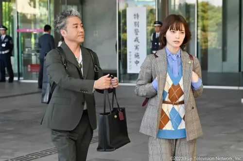 平手拍攝日本富士電視台日劇《我家律師很麻煩》時曾被知情人士爆料,在片場時時常出現遲到早退,甚至臨時取消拍攝的「耍大牌」的行為。(圖/《我家律師很麻煩》 日本富士電視台) ▲平手拍攝日本富士電視台日劇《我家律師很麻煩》時曾被知情人士爆料,在片場時時常出現遲到早退,甚至臨時取消拍攝的「耍大牌」的行為。(圖/《我家律師很麻煩》 日本富士電視台)