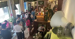 越共咖啡在台北車站附近的首家台灣分店吸引大量民眾前來朝聖。(圖/記者賴正琳攝於2024.07.29) ▲越共咖啡在台北車站附近的首家台灣分店吸引大量民眾前來朝聖。(圖/記者賴正琳攝於2024.07.29)