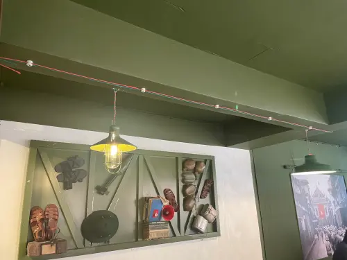 共咖啡台北分店延續越南傳統的文青裝潢。(圖/記者賴正琳攝於2024.07.29) ▲共咖啡台北分店延續越南傳統的文青裝潢。(圖/記者賴正琳攝於2024.07.29)