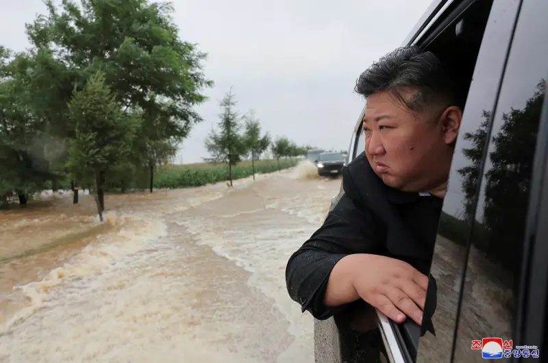 ▲凱米颱風的殘餘環流及外圍雲系，不只深入中國內陸，連北韓也因鴨綠江水位上漲，導致邊境一帶遭遇水患。圖為金正恩搭車涉水勘災。（圖／美聯社／達志影像）