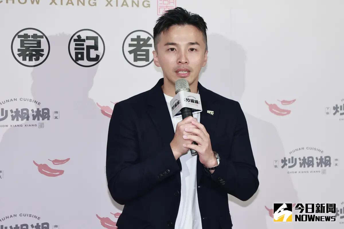 ▲ 台中新光三越氣爆！藝人阿緯（劉峻緯），今（13）日在社群po出全黑圖報平安，並透露他旗下品牌餐廳原本在該處的招商名單中，如今看到新聞畫面，讓他直言「太可怕了！」（圖／記者葉政勳攝 , 2024.07.29）