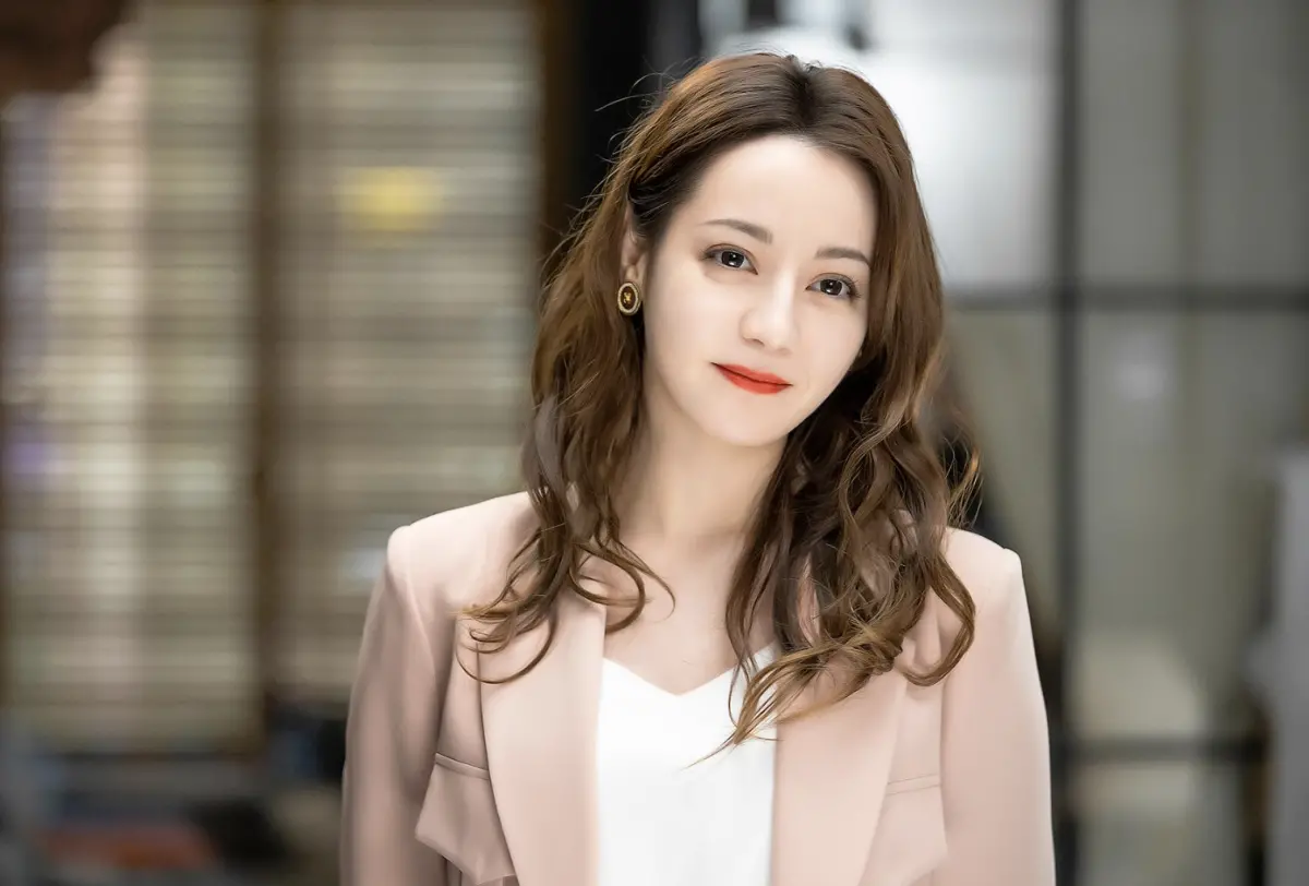 ▲迪麗熱巴傳出未婚生子，孩子的爸是31歲黃景瑜，經紀公司公開闢謠。（圖／嘉行迪麗熱巴工作室微博）