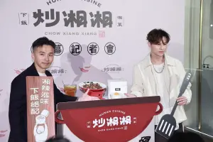 十盛小吳、紀卜心炎上成借鏡!阿緯年收10億開新品牌:態度很重要 ▲受封「餐飲大亨」的棒棒堂成員阿緯,再開幕首個自創餐飲品牌「炒湘湘」,找來好朋友王子站台。(圖/記者葉政勳攝)