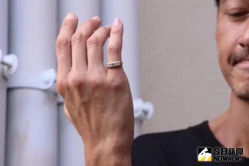 唐治平戴上母親的戒指認屍。(圖/記者朱永強攝) ▲唐治平戴上母親的戒指認屍。(圖/記者朱永強攝)