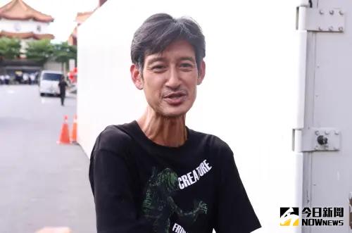 唐治平戴上母親的戒指認屍。(圖/記者朱永強攝) ▲唐治平戴上母親的戒指認屍。(圖/記者朱永強攝)