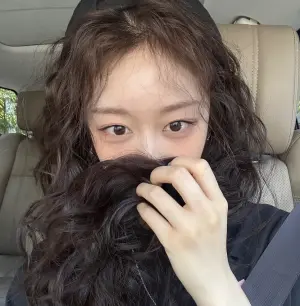 ▲芝妍與老公黃載均都為婚變一事發聲解釋,但依然難改輿論風向,甚至還有眼尖的網友發現芝妍最近的貼文中,手上沒有戴婚戒,再度引起討論。(圖/芝妍IG) ▲芝妍與老公黃載均都為婚變一事發聲解釋,但依然難改輿論風向,甚至還有眼尖的網友發現芝妍最近的貼文中,手上沒有戴婚戒,再度引起討論。(圖/芝妍IG)