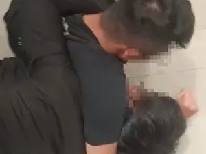 疑不滿店員態度差?基隆西裝男大鬧麥當勞 下秒遭熱心民眾壓制