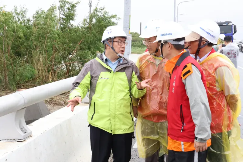 ▲凱米颱風與年度大潮的雙重威力，為南部帶來驚人雨量，台南市長黃偉哲視察淹水情形。（圖／台南市政府提供）