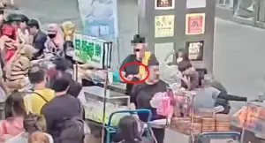 西門町傳爆炸聲響!莽男為搶位置丟鞭炮炸攤車 路過民眾嚇壞奔逃