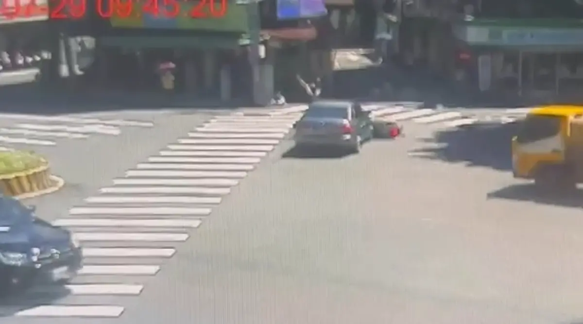 ▲施翁轉彎撞上直行機車，導致劉姓機車騎士及乘客雙雙噴飛。（圖／翻攝畫面）