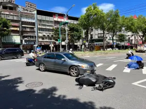 ▲施翁轉彎撞上直行機車，導致機車騎士及乘客受傷送醫。（圖／翻攝畫面）