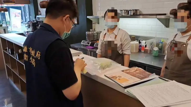 ▲高雄市衛生局針對稽查20家「輕食料理」店家，其中1家標示不合格遭開罰。（圖／高雄市衛生局）