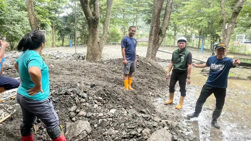 ▲高雄市桃源國中受凱米颱風帶來豪大雨影響，校內遭大量土石流進校園。（圖／高市府教育局提供）