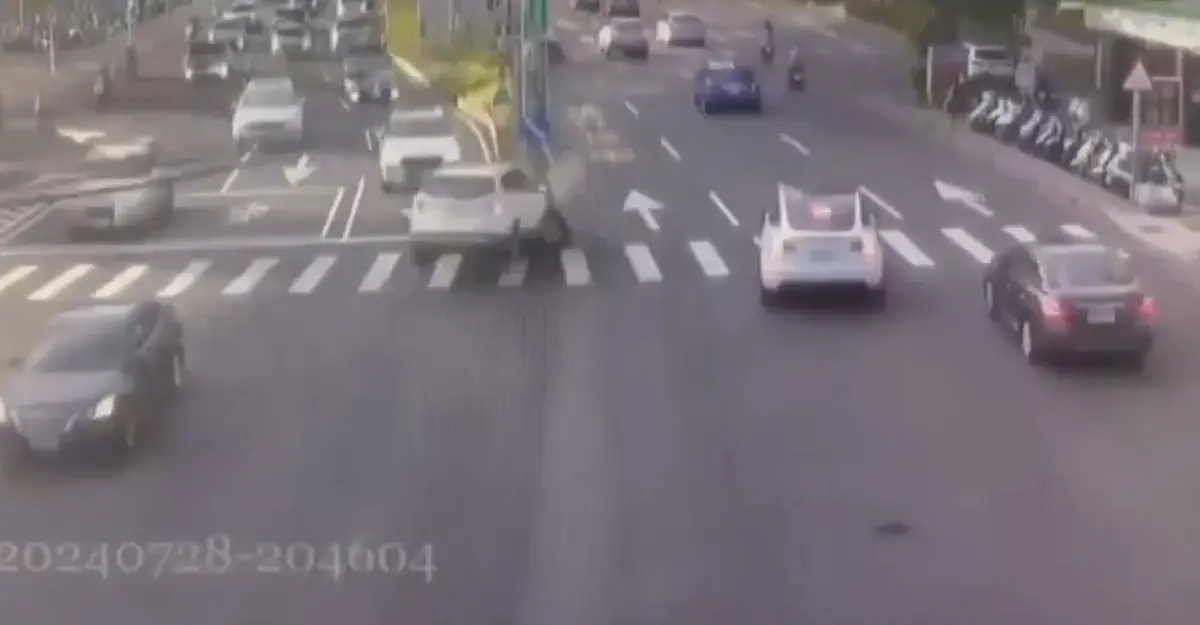 ▲特斯拉疑似開啟自動駕駛突然變道，撞上一旁白色休旅車。（圖／翻攝畫面）