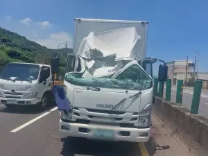 ▲一輛大貨車行經台61線時遭脫落的輪胎砸中。（圖／翻攝畫面）