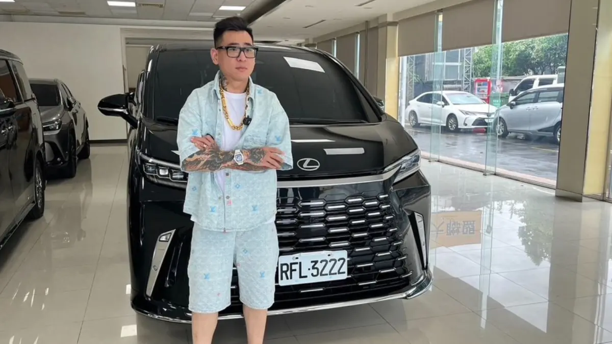 ▲近期才剛撿回100萬遺失物的蹦闆，今（29）日在IG發布致歉聲明，坦言自己身上的衣服是假貨，並霸氣護愛表示是老婆買的：「這是她的心意。」（圖／IG 1988.bomb）