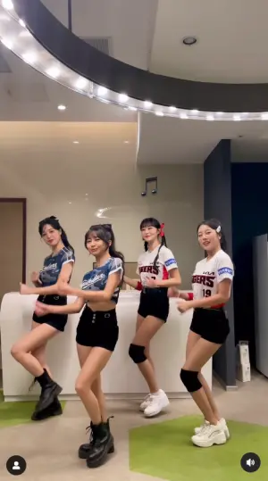 ▲慈妹和身形高䠷的3位啦啦隊女神同框,畫面逗趣。(圖/慈妹IG) ▲慈妹和身形高䠷的3位啦啦隊女神同框,畫面逗趣。(圖/慈妹IG)