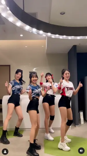 ▲慈妹和身形高䠷的3位啦啦隊女神同框,畫面逗趣。(圖/慈妹IG) ▲慈妹和身形高䠷的3位啦啦隊女神同框,畫面逗趣。(圖/慈妹IG)