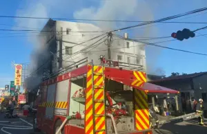 彰化北斗中山路一棟4樓透天厝發生火警,警消獲報有2男1女受困屋內,消防人員將3人救出後皆失去生命跡象。(圖/翻攝畫面) ▲彰化北斗中山路一棟4樓透天厝發生火警,警消獲報有2男1女受困屋內,消防人員將3人救出後皆失去生命跡象。(圖/翻攝畫面)