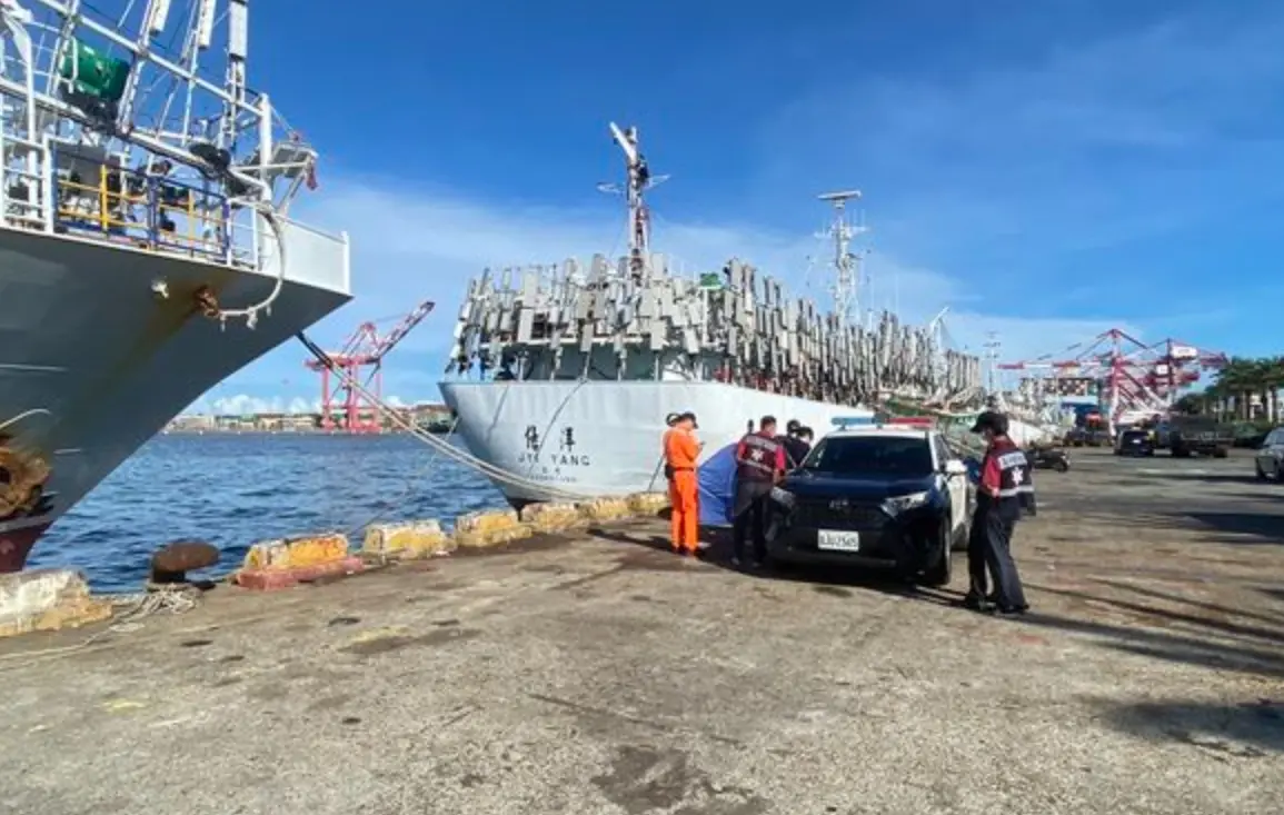 ▲今（30）日上午，高雄前鎮漁港主航道碼頭邊，有民眾發現一具浮屍，經初步了解，疑似為46歲呂姓男子，經家屬到場指認，確定死者身分。（圖／翻攝畫面）　