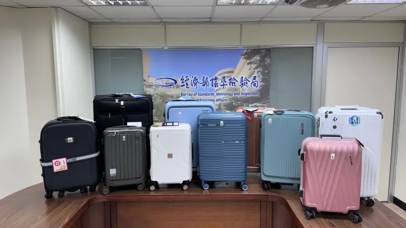 ▲標準局與消基會合作隨機抽檢市售旅行箱，發現10件中有4件不合格。（圖/標準局提供）