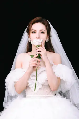 ▲正妹主播房業涵在今年6月時，驚喜宣布跟圈外人醫生結婚，並透露兩人已經在峇里島完成婚禮，也開心分享自己遷完戶籍一事，讓大批粉絲都替她感到開心，也紛紛為她獻上祝福。（圖／房業涵臉書）