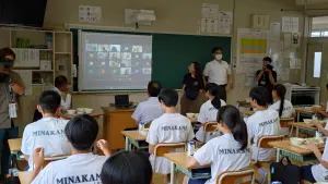 ▲水上町安排中學生營養午餐享用芒果，並與崇明國中學生視訊。（圖／南市府提供）