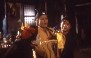 ▲「殭屍道長」林正英(圖中),在《人嚇人》首次扮演道士角色。(圖/Fortune Star Media Limited) ▲「殭屍道長」林正英(圖中),在《人嚇人》首次扮演道士角色。(圖/Fortune Star Media Limited)