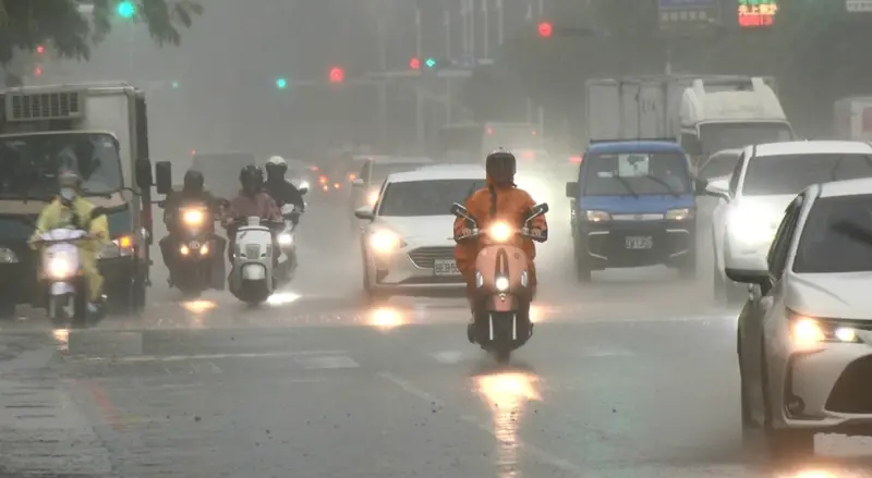 ▲受到午後對流雲系發展旺盛影響，中央氣象署發布「大雨特報」，水利署也在今（31）日下午16點30分針對新北市中和等地區發布淹水警戒。（示意圖／NOWnews資料照）