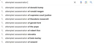 利用Google英文介面搜尋實測搜尋暗殺未遂「attempted assassination」,可發現川普已出現在推薦搜尋第一列。(圖/翻攝自Google) ▲利用Google英文介面搜尋實測搜尋暗殺未遂「attempted assassination」,可發現川普已出現在推薦搜尋第一列。(圖/翻攝自Google)