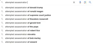 ▲利用Google英文介面搜尋實測搜尋暗殺未遂「attempted assassination」，可發現川普已出現在推薦搜尋第一列。（圖／翻攝自Google）