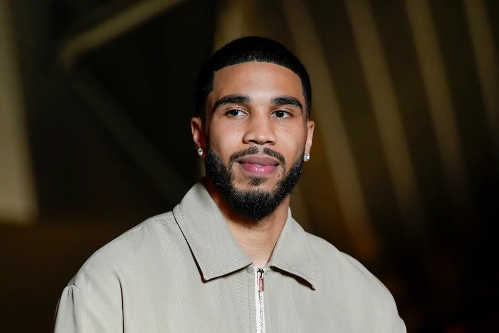 ▲美國隊在巴黎奧運小組賽首戰大勝塞爾維亞，不過球隊前鋒Jayson Tatum完全沒有出賽，引起爭議和隨之而來的討論。（圖／美聯社／達志影像）