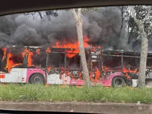 台中西屯驚傳火燒車！公車行駛中突遭烈火吞噬　乘客嚇壞急奔逃
