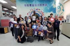 霍華德獲頒就業金卡。(圖/移民署提供) ▲霍華德獲頒就業金卡。(圖/移民署提供)